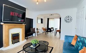 Rnm - Business Professionals Ready, Cost Effective For Large Stays! 3 Bedroom Lounge, Private Access & Entire Place, Kitchen & Washroom With Amenities, Smart Tv, Easy Access, Fast Wifi, Large Driveway, Great Transport Links, Near Worcester Hospital A