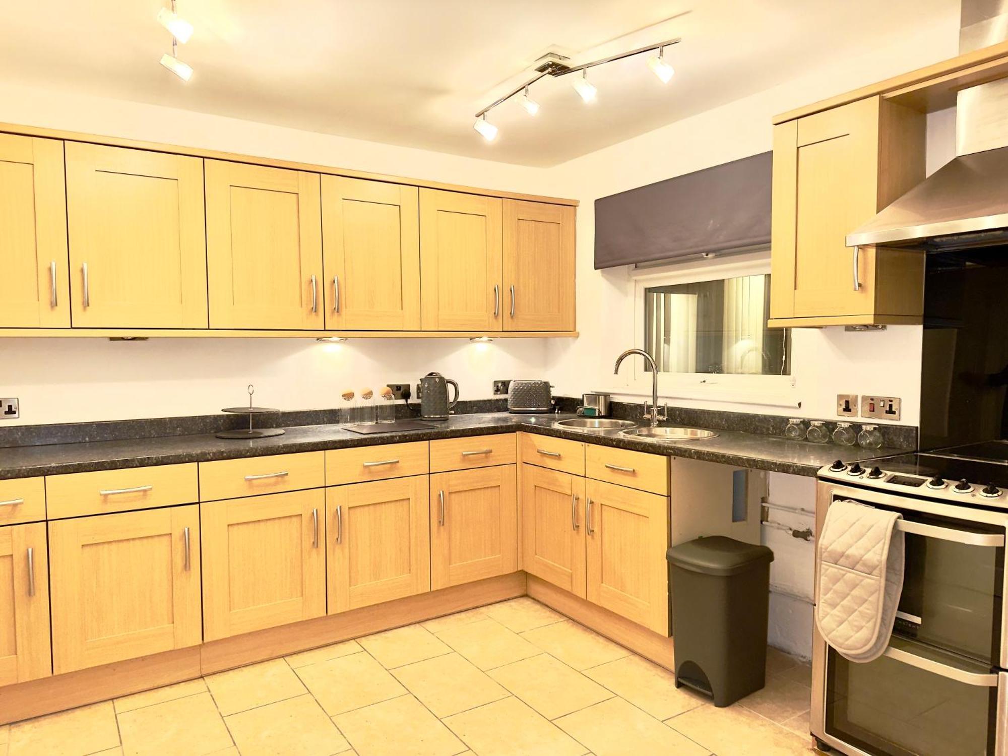 Rnm - Business Professionals Ready, Cost Effective For Large Stays! 3 Bedroom Lounge, Private Access & Entire Place, Kitchen & Washroom With Amenities, Smart Tv, Easy Access, Fast Wifi, Large Driveway, Great Transport Links, Near Worcester Hospital A Exterior photo