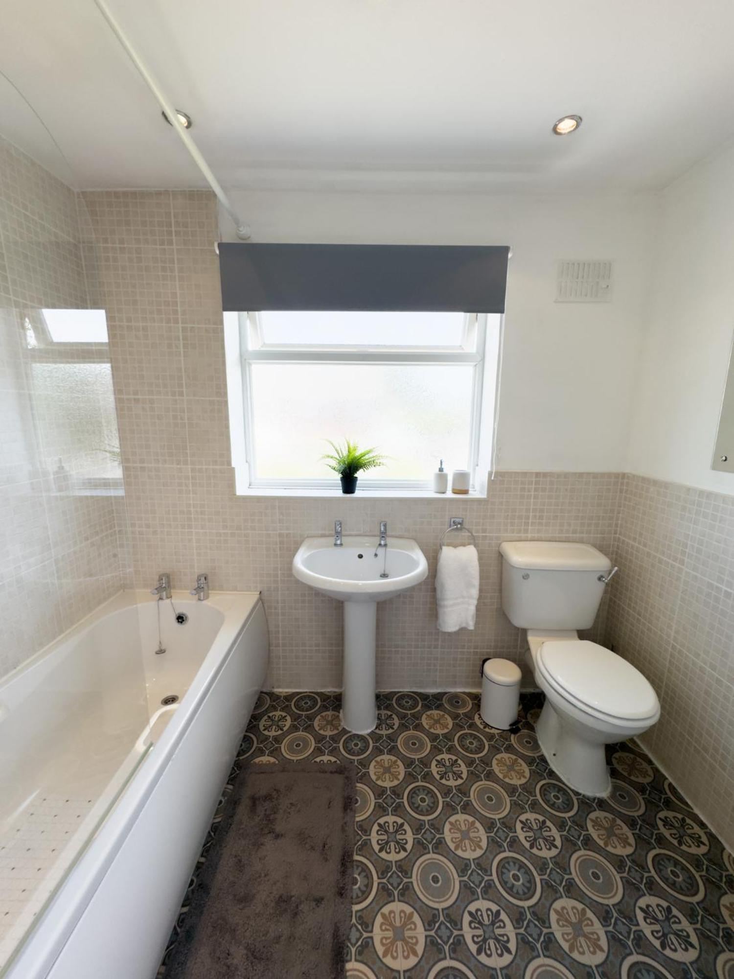 Rnm - Business Professionals Ready, Cost Effective For Large Stays! 3 Bedroom Lounge, Private Access & Entire Place, Kitchen & Washroom With Amenities, Smart Tv, Easy Access, Fast Wifi, Large Driveway, Great Transport Links, Near Worcester Hospital A Exterior photo